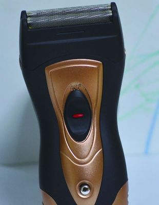 배터리 가동 된 남자 의 전기 면도 기계 로 가까이 와 편안 하게 면도 한다